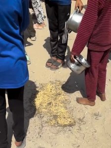 gaza anak palestina pungut makanan 1