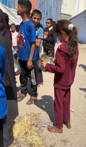 anak palestina pungut makanan 2