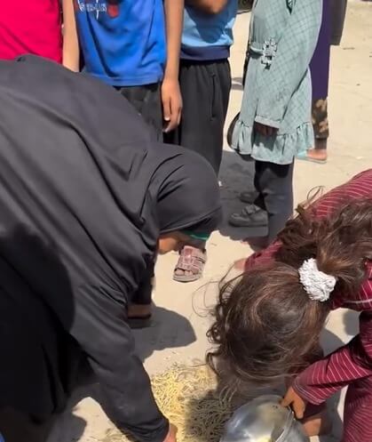 anak palestina pungut makanan 3
